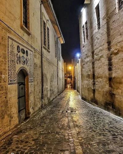 Gece aydınlatmalı tarihî Urfa sokağı