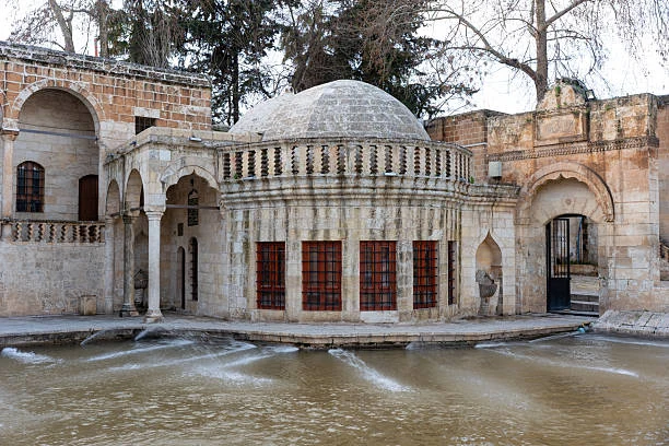 Aynzeliha ve Balıklıgöl yakınındaki tarihî yapı