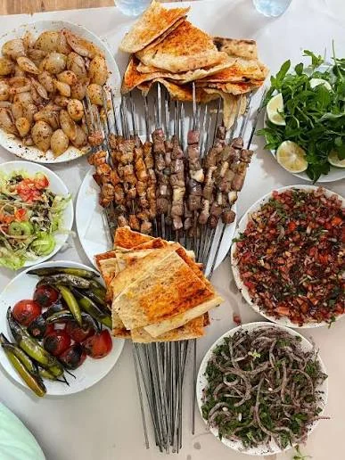 Ciğer ve yöresel ürünlerle hazırlanmış kahvaltı sofrası