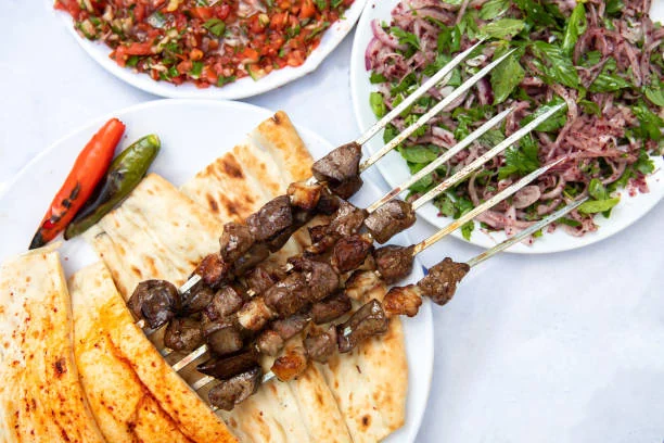 Şiş kebap ve yan lezzetlerle dolu Urfa sofrası