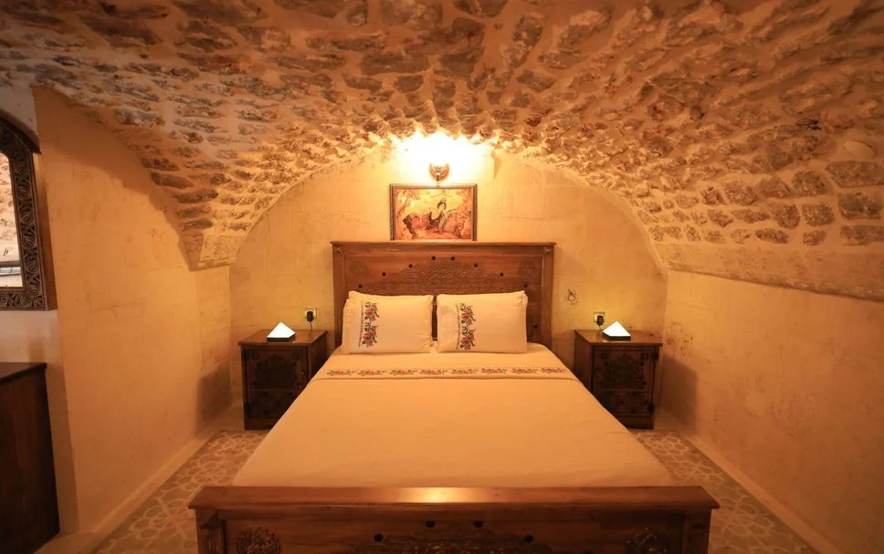 Tonoz tavanlı taş otel odası