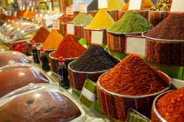 Şanlıurfa çarşısında baharat çeşitleri