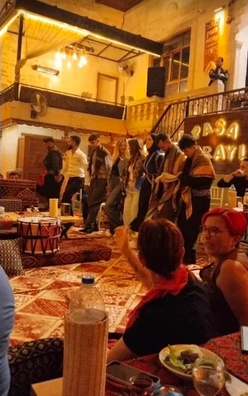 Halaya ve Halk Oyunlarına Katılmak görseli
