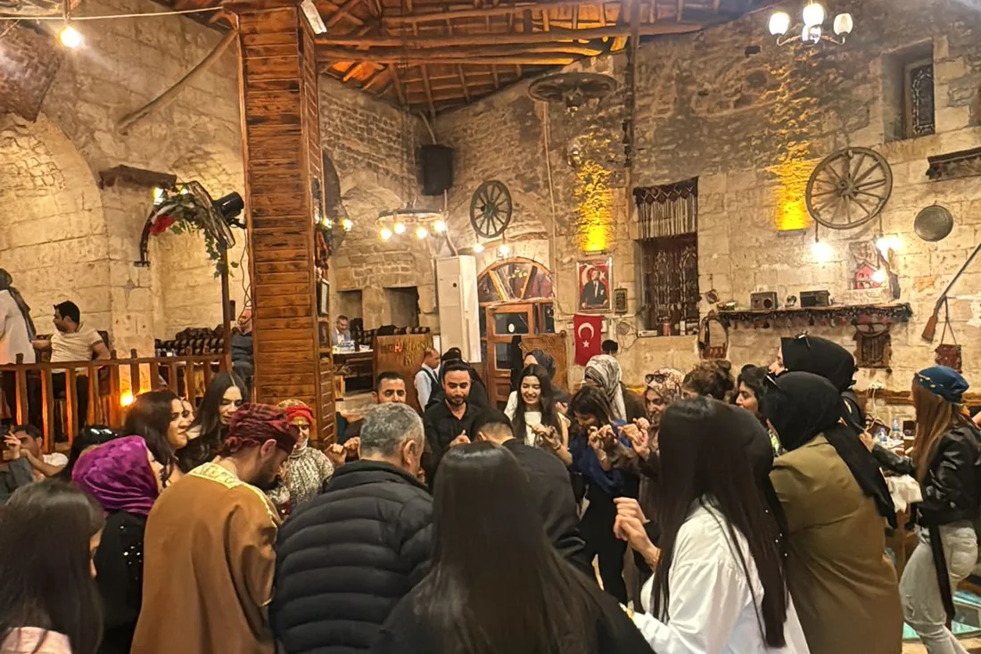 Şanlıurfa sıra gecesinde toplu halay ve canlı müzik