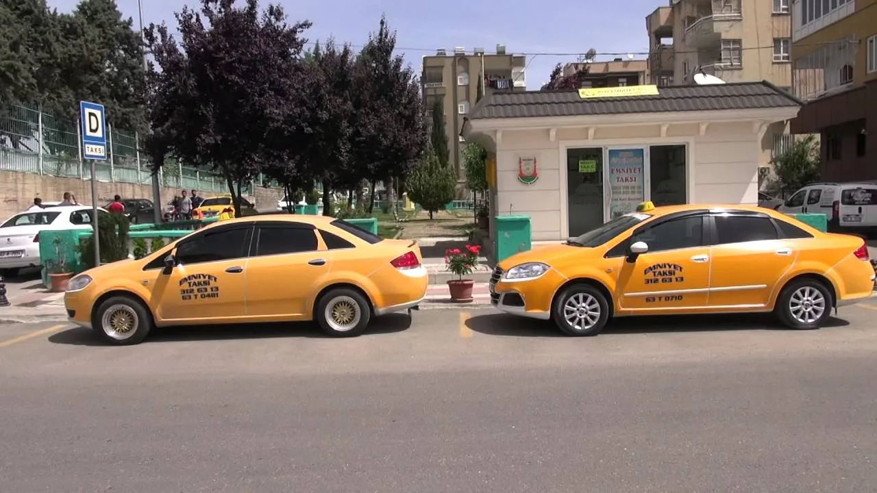 Şanlıurfa şehir merkezinde taksi durağı ve sarı taksiler