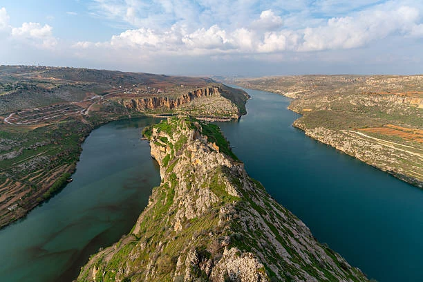 Fırat kanyonları arasında Rumkale’nin geniş manzarası