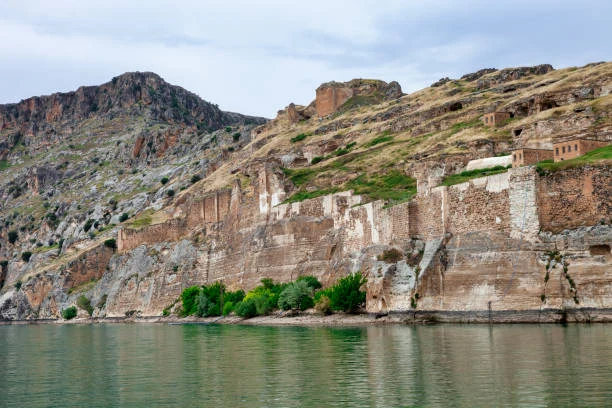 Fırat kıyısındaki Rumkale surları ve kayalık yamaç