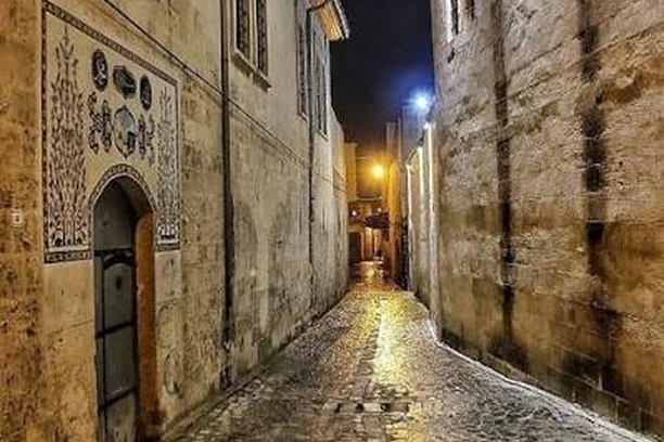Gece ışıkları altında tarihî Urfa sokakları