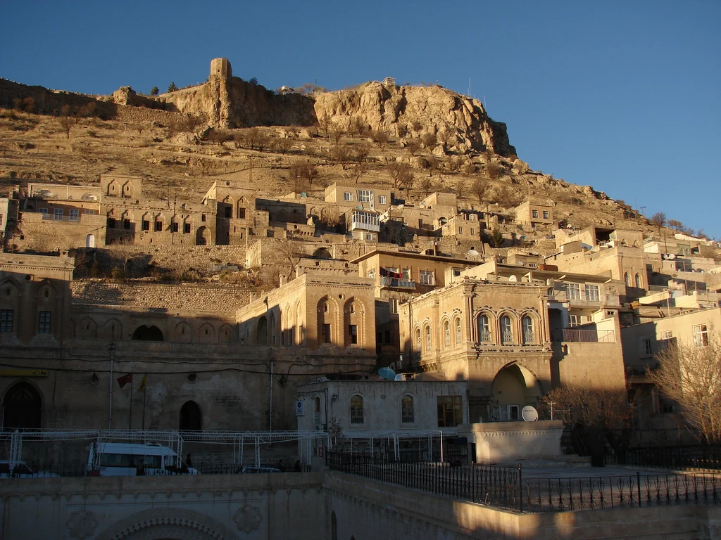 Eski Mardin taş evleri ve kale yamacı
