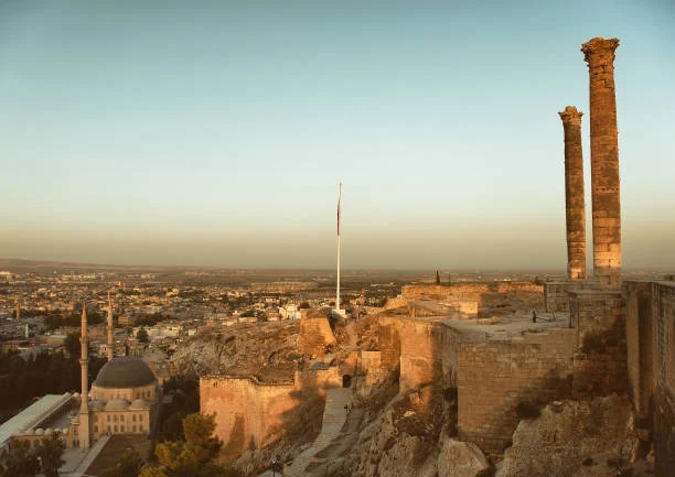 Sonbaharda Urfa Kalesi manzarası