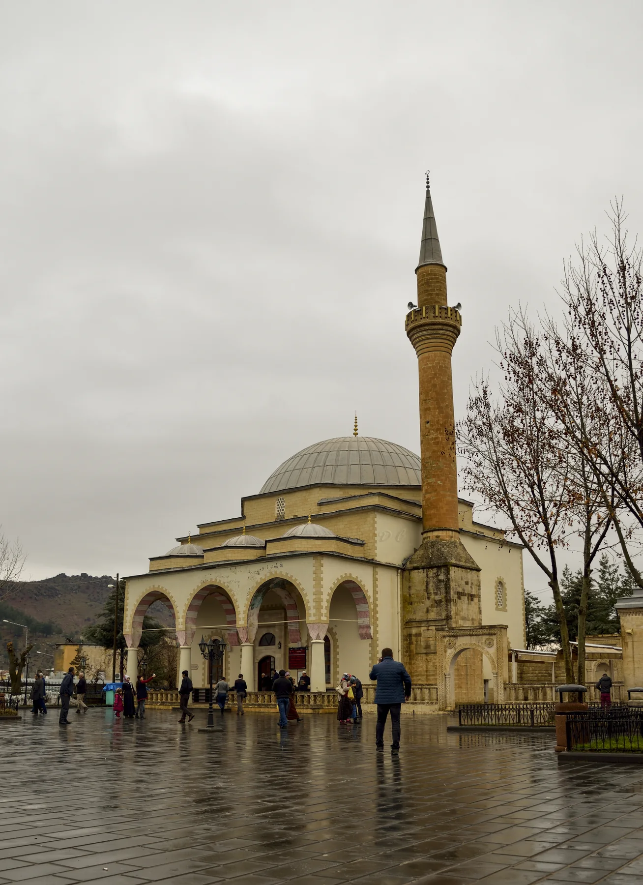 Veysel Karani Türbesi ve külliyesi gerçek fotoğrafı