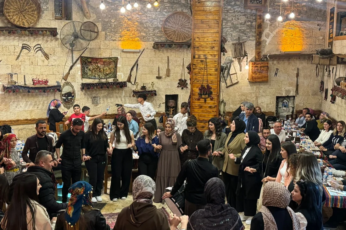 Tarihî taş bir konukevinde kalabalık Şanlıurfa sıra gecesi programı