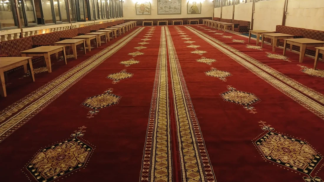 Rezervasyon öncesinde oturma düzeni ve kapasitesi incelenebilen sıra gecesi salonu