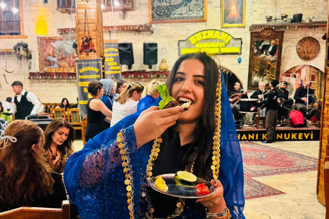Yöresel kıyafet ve ikramla Şanlıurfa sıra gecesi deneyimi