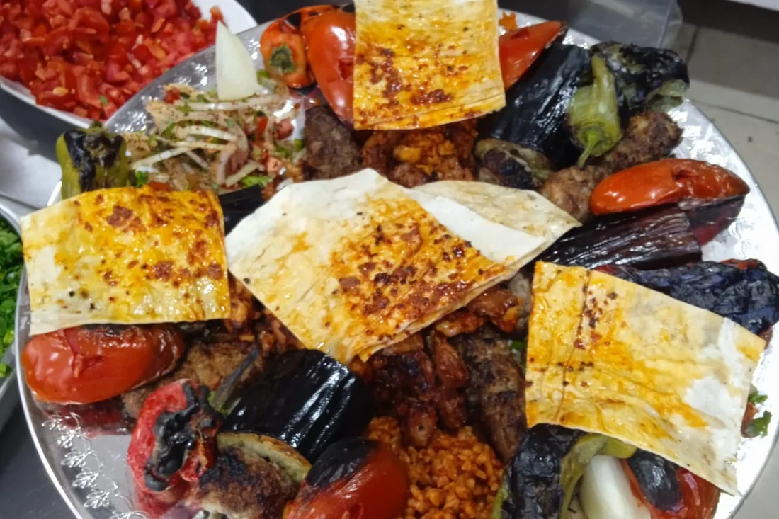 Şanlıurfa sıra gecesi menüsünde sunulabilen kebap, patlıcan, biber, bulgur pilavı ve lavaş