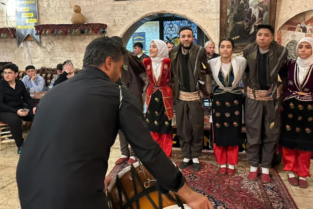 Davul ve halk oyunları eşliğinde Şanlıurfa sıra gecesi gösterisi