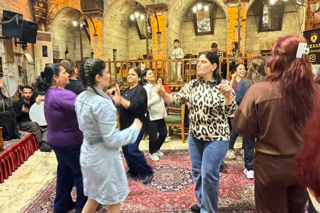 Şanlıurfa sıra gecesinde halaya katılan misafirler