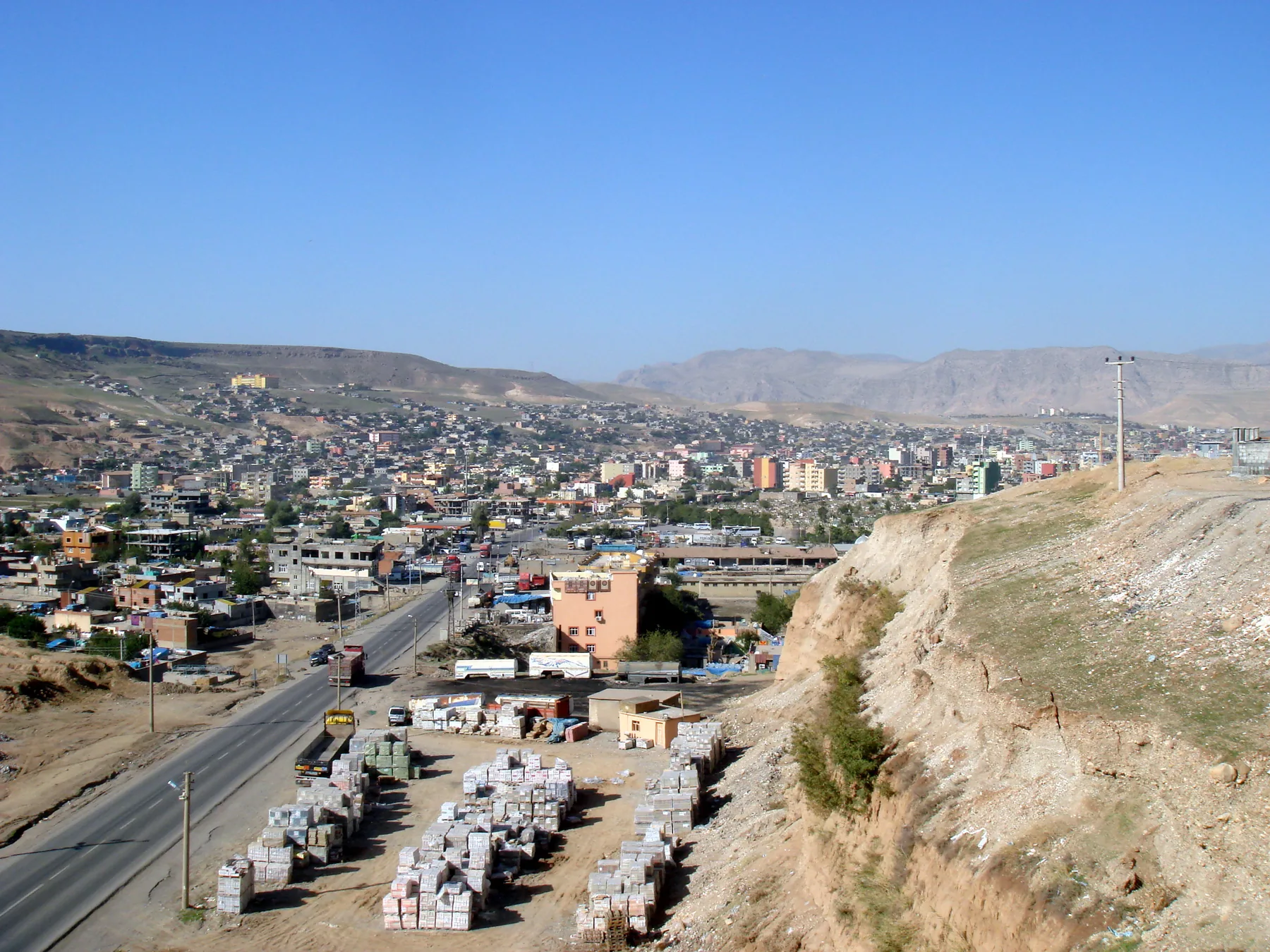 Şırnak ili Cizre çevresinden gerçek şehir ve dağ görünümü