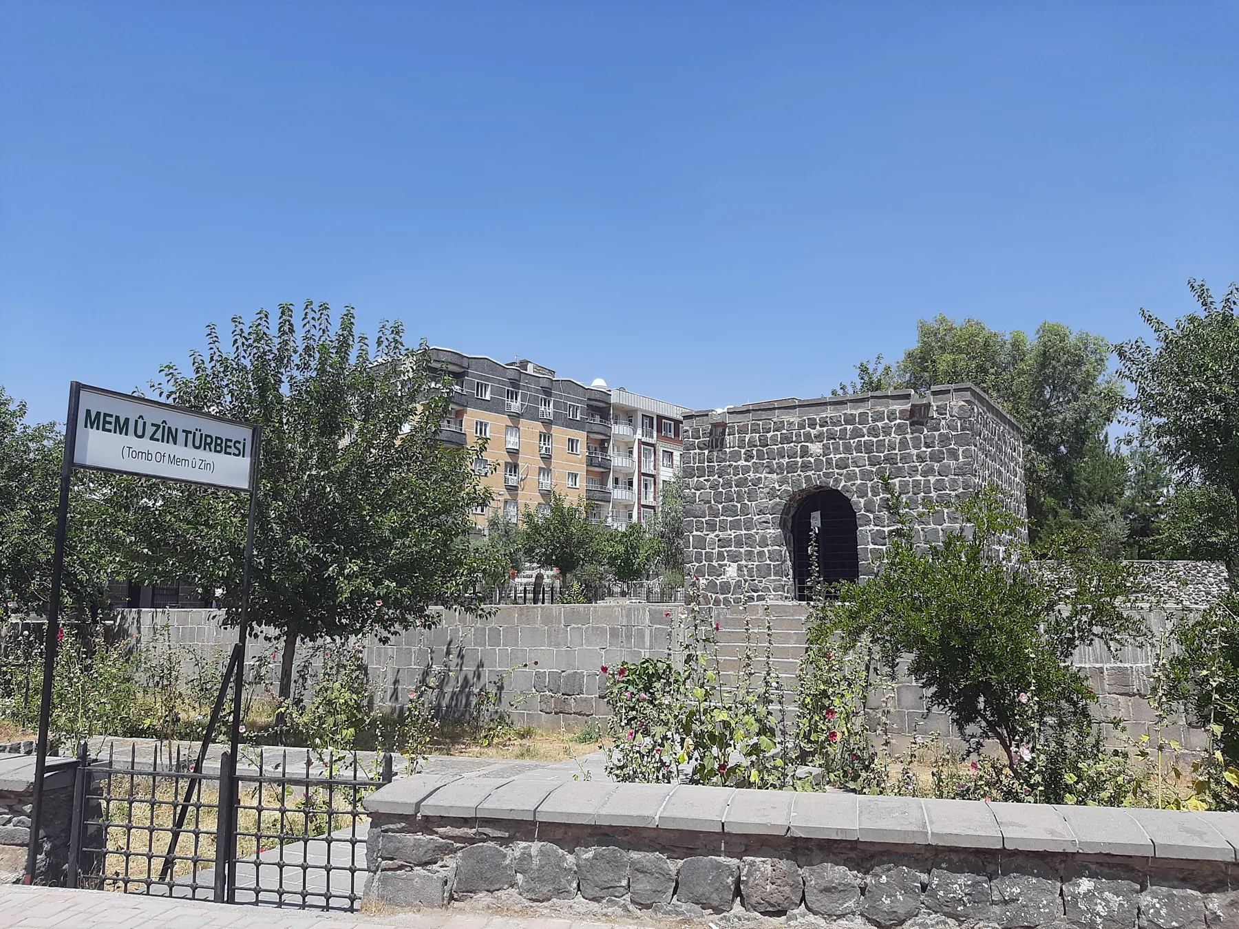 Mem u Zin Türbesi Cizre gerçek fotoğrafı