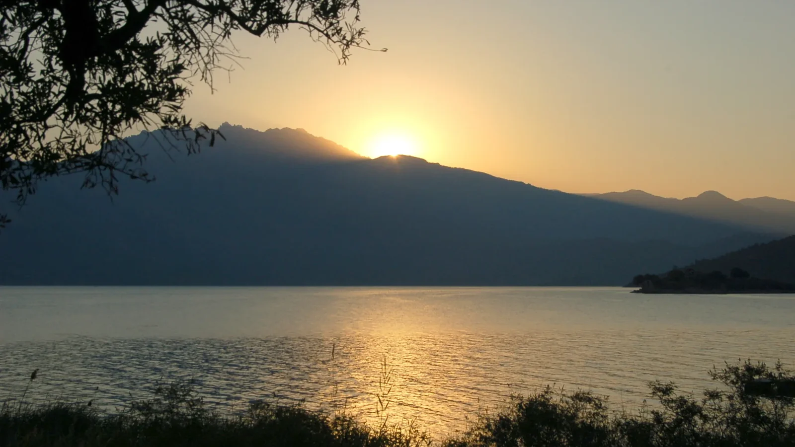 Bafa Gölü üzerinde gün batımı manzarası