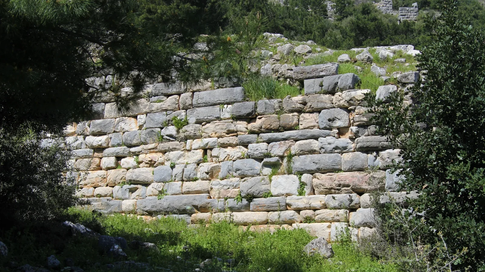 Priene Antik Kenti sur ve taş duvar kalıntıları