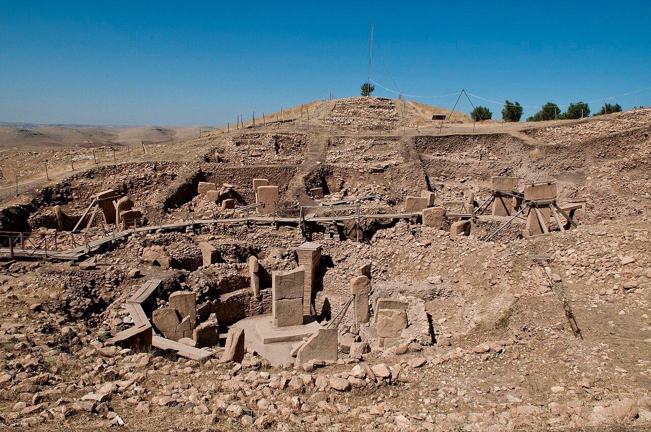 Şanlıurfa Göbeklitepe Neolitik dikilitaşları ve kazı alanı