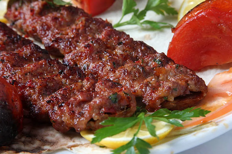 Köz domates ve biberle servis edilen Şanlıurfa Urfa kebabı