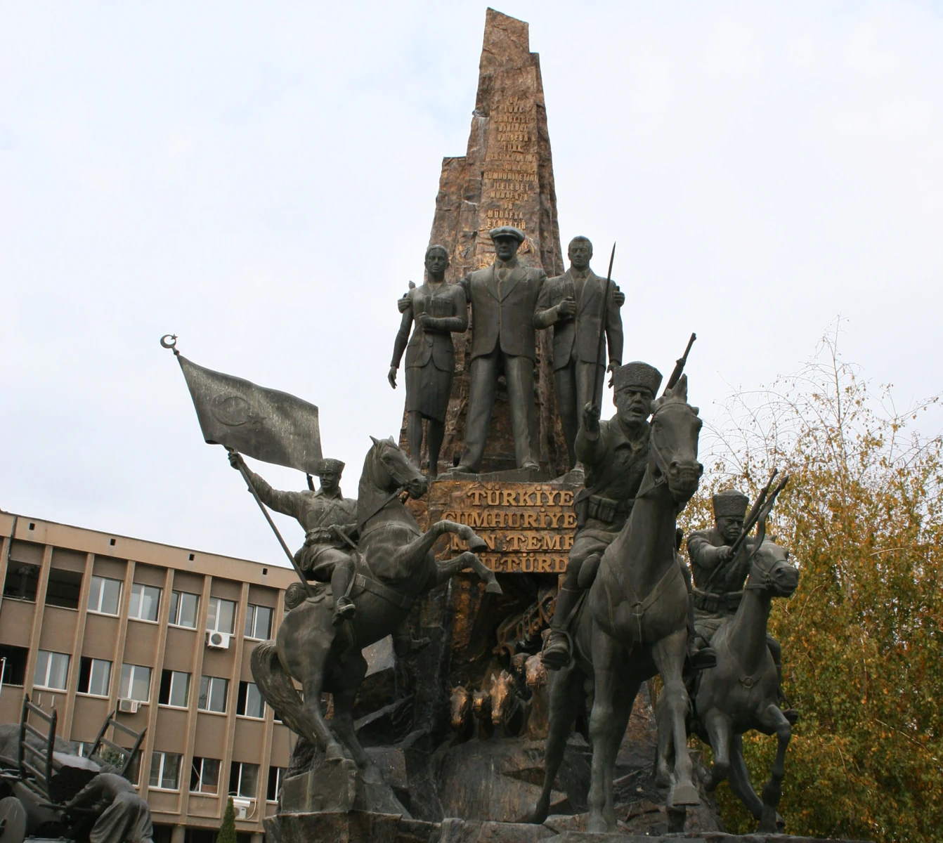 Uşak Atatürk Anıtı ve Cumhuriyet Meydanı