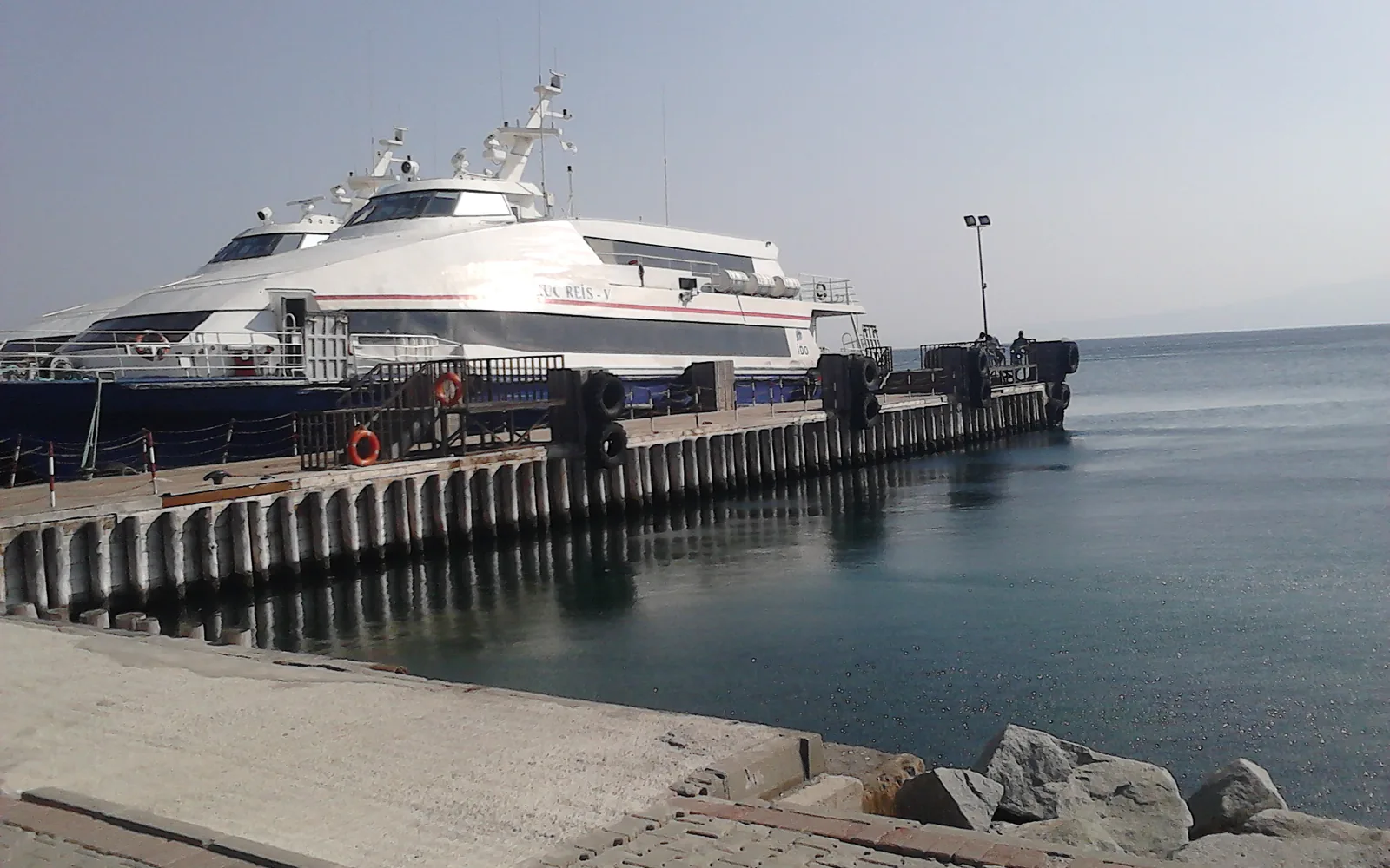 Armutlu İskelesi ve deniz otobüsü gerçek fotoğrafı